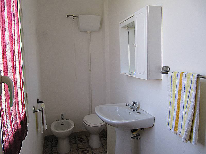 SiciliaVillaGiglio_FamiliareBagno